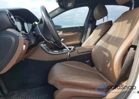 2017 Mercedes-Benz E 300 4Matic z USA, uszkodzony, nr VIN WDDZF4KB5HA113658